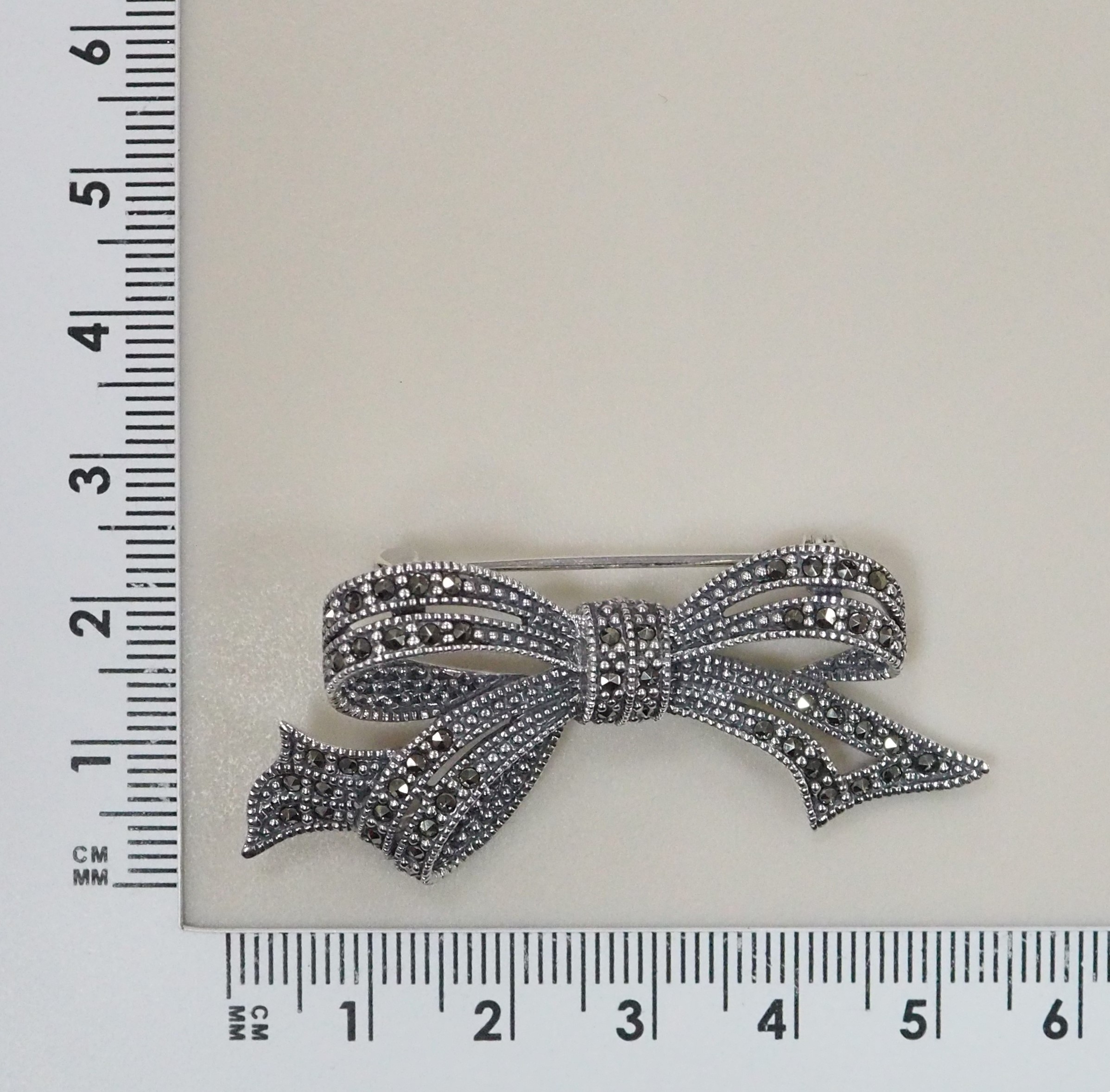 Серебряная брошь с марказитами "Бант"